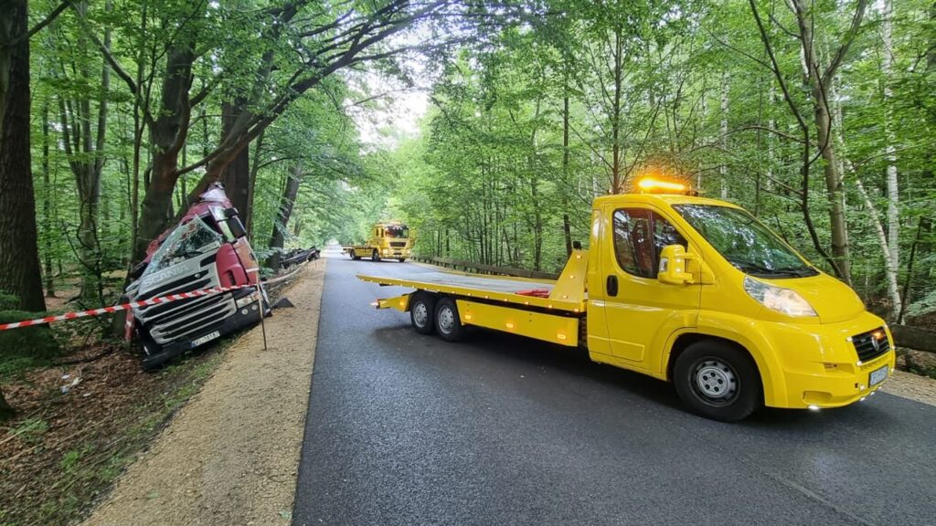 Warto wezwać pomoc drogową aby wyciągnąć pojazd z rowu, holownik TIR pomoże pojazdom ciężarowym Jełowa